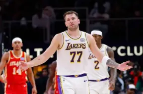 Bez Porziņģa “Hawks” sagrauj Dončiča “Lakers”, pārtraucot viņu uzvaru sēriju