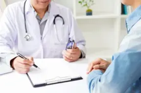 Bez maksas un bez kvotām: ko var saņemt no mediķiem Latvijā (+VIDEO)