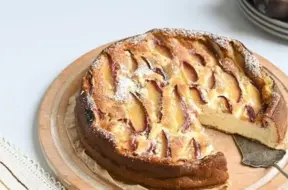 Biezpiena kūka ar plūmēm: krēmīgs kārums bez mīklas pamatnes