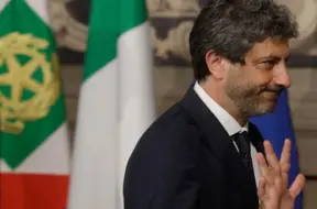 Bijušais Itālijas parlamenta priekšsēdētājs Fiko nonācis skaidrojumu krustugunīs par piestātni militārajā objektā