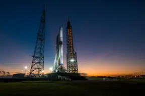 Blue Origin raķete New Glenn veiksmīgi atgriežas uz Zemes; paātrinātājs nosēžas okeānā