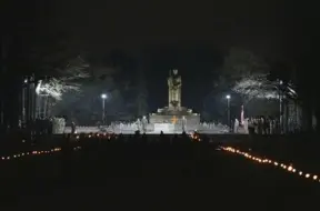 Brāļu kapos ar svinīgu vakara jundu godina Brīvības cīņās kritušos