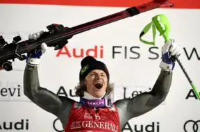 Brazīlijas slēpotājs Brotens-Pinjeiru triumfē PK slaloma sezonas atklāšanā Somijā