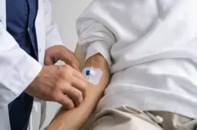 Brīdina par viltīgu slimību: gandrīz 800 miljoni cilvēku pasaulē cīnās ar hronisku nieru slimību