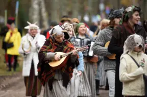 Brīvdabas muzejā risinās krāšņas Mārtiņdienas svinības ar masku gājienu un radošām darbnīcām