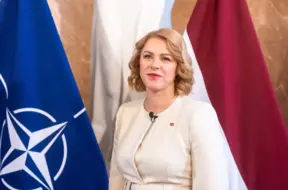 Brūnā krāsa dominē 2025. gadā: Simboliskā nozīme un Siliņas apģērba rezonanse