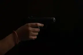 Bruņoti laupītāji sašauj sešus cilvēkus Čikāgas pārtikas veikalā "Bronzeville Jewel"