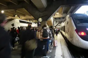 Bruņots vīrietis sašauts Parīzes Monparnasas stacijā; ievainots arī garāmgājējs