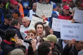 Bukarestē tūkstošiem demonstrantu pieprasa algas un sociālo taisnīgumu, protestējot pret taupības politiku