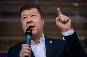 Čehijas parlamentā noņemts Ukrainas karogs, izraisot plašu sašutumu un protestus