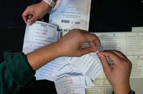 Čīlē notiek polarizētas prezidenta vēlēšanas: Vai valsts izvēlēsies konservatīvu virzienu?