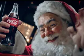 Coca-Cola Ziemassvētku reklāmas atkal izsauc sašutumu: vai tiešām “īsta maģija”?