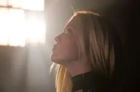 DJ Ella iepriecina ar jaunu, introspektīvu dziesmu “Azotē” un turpina ceļu pretī trešajam albumam