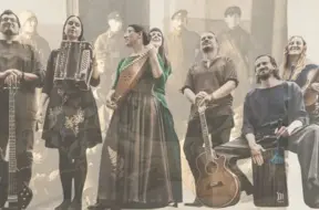 Daba San publisko patriotisko dziesmu "Zem karoga", kas pauž tautas brīvības alkas un spēku