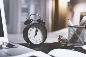 Darbs agri no rīta — kaitējums veselībai un samazināta produktivitāte, brīdina zinātnieki