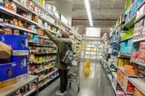 Dārgākā pārtika liek Latvijas iedzīvotājiem atteikties no iecienītiem produktiem un mainīt iepirkšanās paradumus