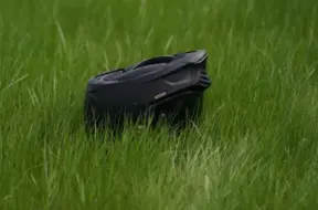 Daugavpilī nakts melnumā motociklists ietriecas kokā un iet bojā