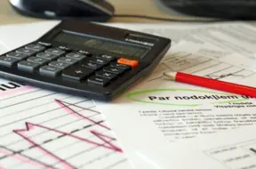 Deputāti rosina PVN likmi uz gaļu un olām samazināt līdz 5%, bet celt akcīzi alkoholam