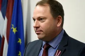 Deputāts iestājas par tiesnešu palīgu un sekretāru atalgojuma palielināšanu 2026. gadā