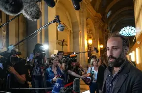 Desmit gadus pēc terora uzbrukumiem Parīzē: izdzīvojušie joprojām cīnās ar traumām