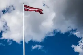 Desmit skatu torņos visā Latvijā plīvo valsts karogi svētku nedēļā