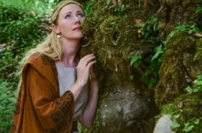 Diāna Černe jaunajā dziesmā atklāj atmiņas par deviņām iepriekšējām dzīvēm