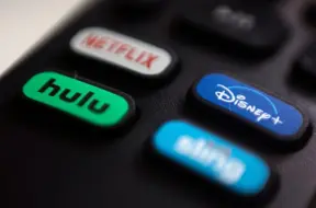 Disneja finansiālais pārskats: Stīminga un parku panākumi atsver TV kritumu un strīdu ar YouTube