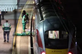 Divi aizturēti pēc masveida uzbrukuma Londonas vilcienā; desmit cietušie