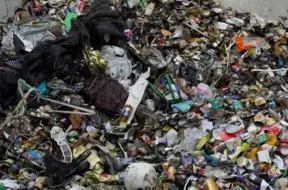 Divi vīrieši apsūdzēti par milzīgu kaitējumu videi un valsts budžetam: nelegāla atkritumu apglabāšana radījusi 1,8 miljonu eiro zaudējumus