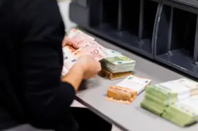 Divu miljonu eiro zādzība: negodīgai grāmatvedei piemērota astoņu gadu probācijas uzraudzība