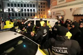 Doma laukumā notiekošā protesta laikā par vardarbību un nepakļaušanos policistiem aizturētas divas personas