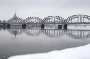 Dzelzceļa kravu pārvadājumi Latvijā turpina dramatiski kristies: statistika par 2025. gada pirmajiem astoņiem mēnešiem