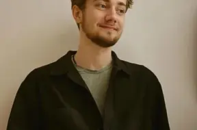 Džemmas Skulmes mazdēls Arturs Dimiters aicina uz personālizstādi un demonstrē video mākslas talantu