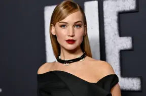 Dženifera Lorencā uz filmas pirmizrādes sarkanā paklāja valdzina minimālisma šarmā