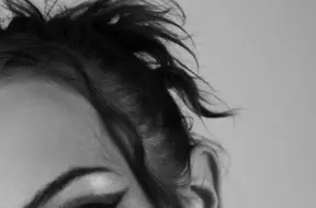 Dziedātāja PAULA atgriežas ar jaunu singlu “Dejot vien” – manifestu par brīvību un sevis apzināšanos