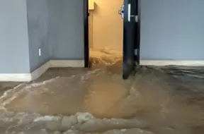 Dzīvoklis applūdis? Lielākās atlīdzības sasniedz 60 tūkstošus eiro – ko darīt un kurš maksās?