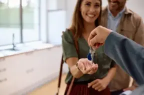 Dzīvokļu īpašniekus informēs par svešiem deklarētiem iemītniekiem: Saeima atbalsta būtiskus grozījumus Dzīvesvietas deklarēšanas likumā