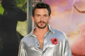 Džonatans Beilijs pārraksta vēsturi: pirmais atklāti homoseksuālais "Sexiest Man Alive"