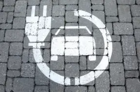 E-mobi elektroauto uzlādes tīkls: pagātnes mantojums, kas cīnās par izdzīvošanu