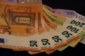 ES algas 2024. gadā: ievērojams 5,2% pieaugums, bet lielas atšķirības starp valstīm