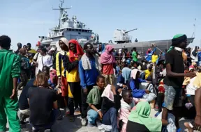 ES plāno pārdalīt patvēruma meklētājus: Spānija, Itālija, Grieķija un Kipra saņems solidaritāti, Polija un Ungārija iebilst