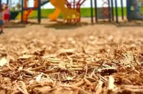 Ēbelmuižas parkā durvis vēris jauns un iekļaujošs bērnu rotaļu laukums