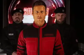 Edgara Raita „Skrējējs”: Frenētiska izklaide, kas iesprūdusi sava vēstījuma gaismā