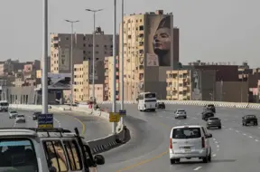 Ēģiptē tūristu autobusa sadursmē ar kravas auto bojā divi cilvēki, ievainoti vairāki tūristi