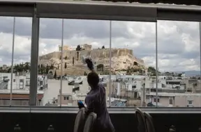 Eiropas Komisija: Sievietes ES līdz gada beigām simboliski strādā bez maksas algu plaisas dēļ