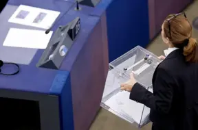 Eiropas Komisija atklāj «Demokrātijas vairogu»: vai plāns ir pietiekami spēcīgs?