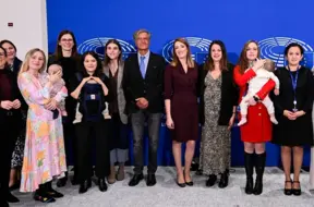 Eiropas Parlaments pieņem jaunu kārtību: Grūtnieces drīkst nodot balsi, tēviem – pagaidām nē