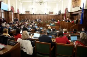 Ekonomists atklāj “nervus kutinošas” detaļas par Saeimas deputātu darbadienu un izmaksām