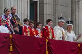 Eksperti: Dzīve Britu Karaliskajā Ģimenē – Cīņa Ar Izolāciju Un Nodevību