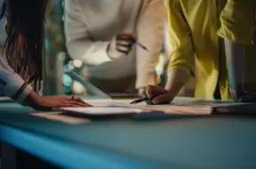 Finanšu ministrija: Bezdarba līmenis Latvijā prognozēts straujāk saruks līdz 5,5% līdz 2029. gadam